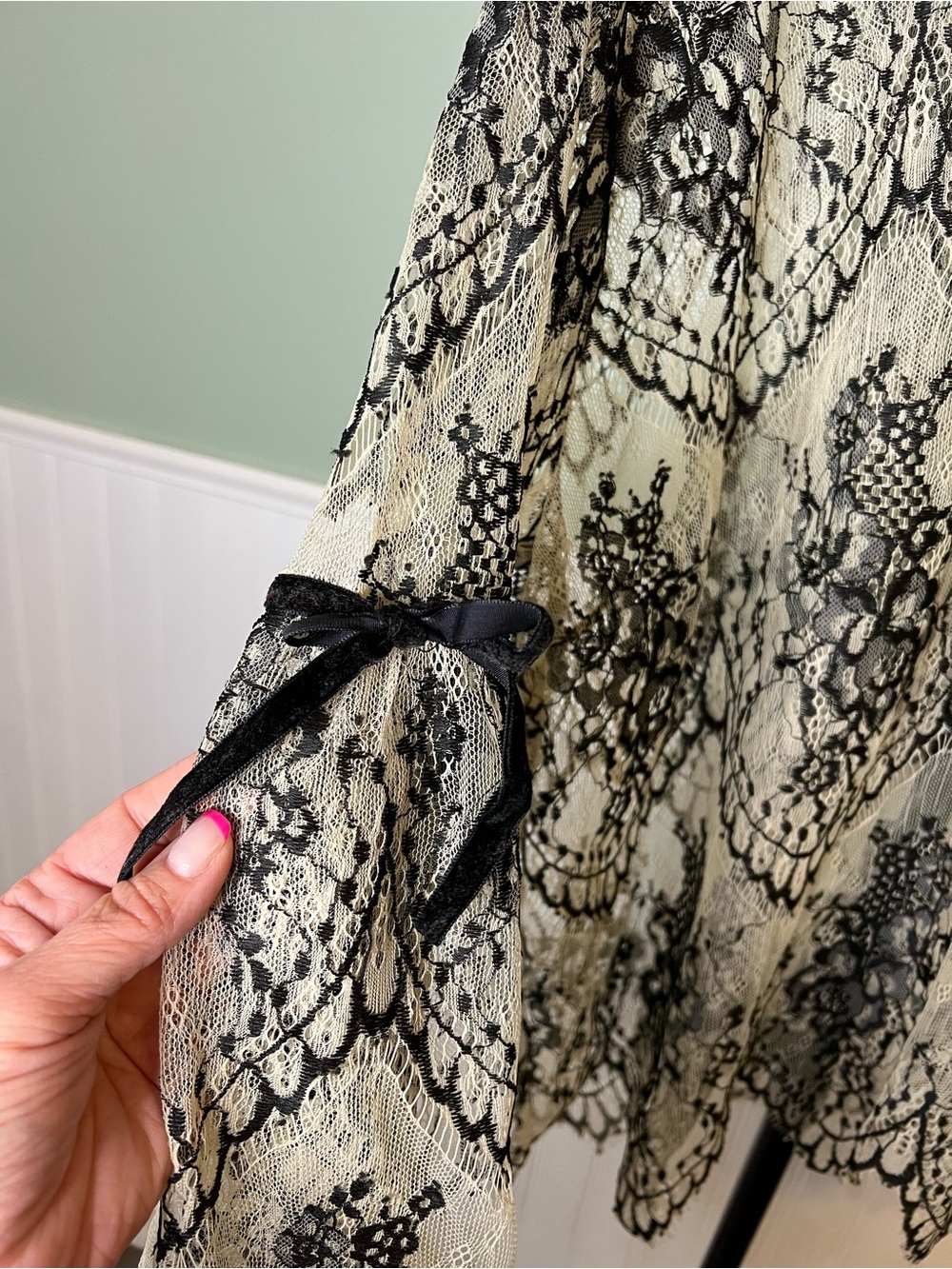 Altar’d State A Beautiful Soul Black & Cream Lace Blouse w/Ribbon Sleeve.Size 1X - Picture 4 of 9